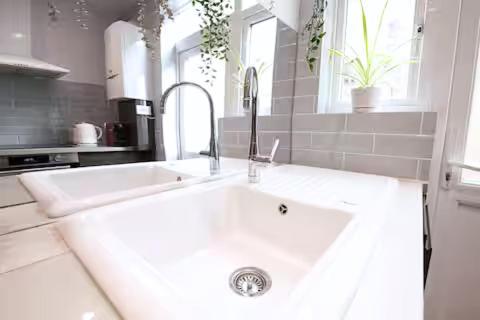 Victorian 2Br Apartment, King Beds, Fast Wifi, Near Shops, Cafes & Transport, E17 Londres Extérieur photo